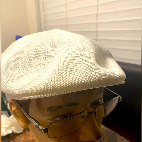 Bee Hat Nen’s White Nylon Knit Newsboy Cabbie Hat Size Small - Picture 1 of 10